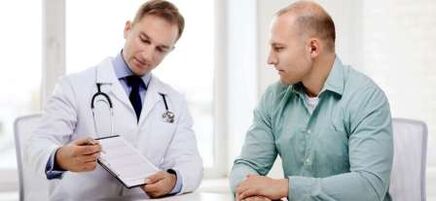 En urolog behandler patologisk utflod hos en mann